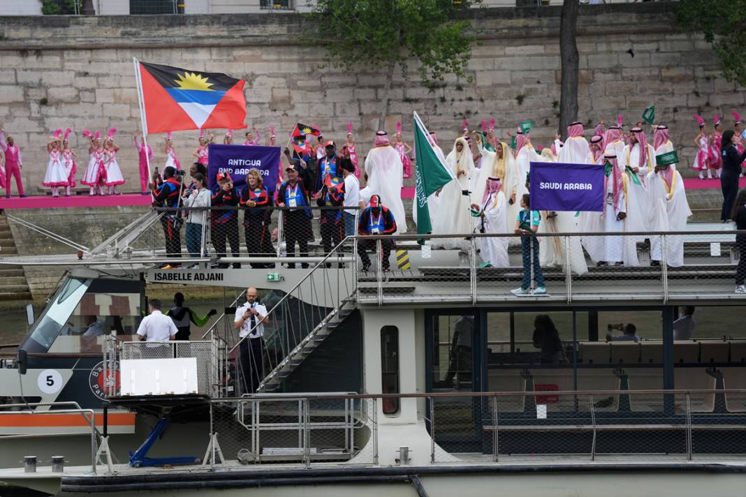 Olimpiyat ateşi Paris'te yandı: Görkemli açılış 64